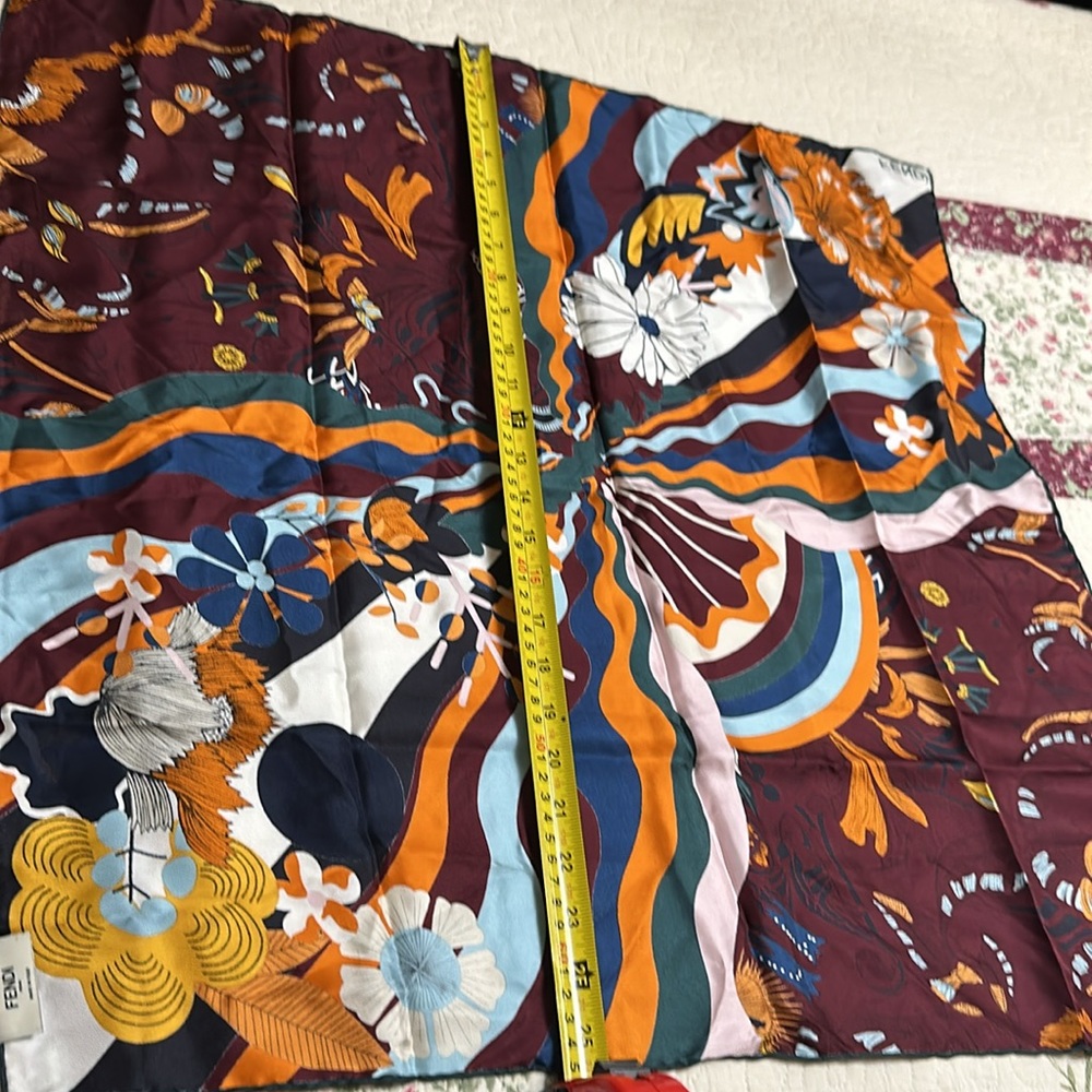 Fendi silk scarf Use a few times - Picture 5 of 7